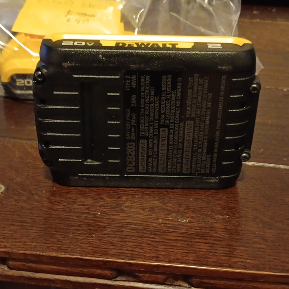 NEW| Dewalt Battery 20V - Picture 4 of 4